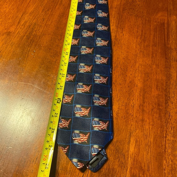 Patriotic Men’s Neck Tie with US silhouette American Flag Design - Picture 6 of 8